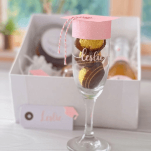 Regalo personalizado con copa grabada y chocolates