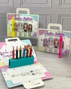 Muñecas kawaii con crayones y hojitas