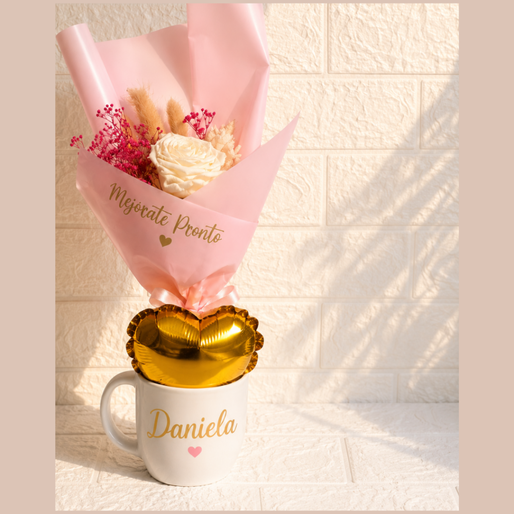 Taza personalizada con un ramo de flores y mensaje de pronta recuperación.