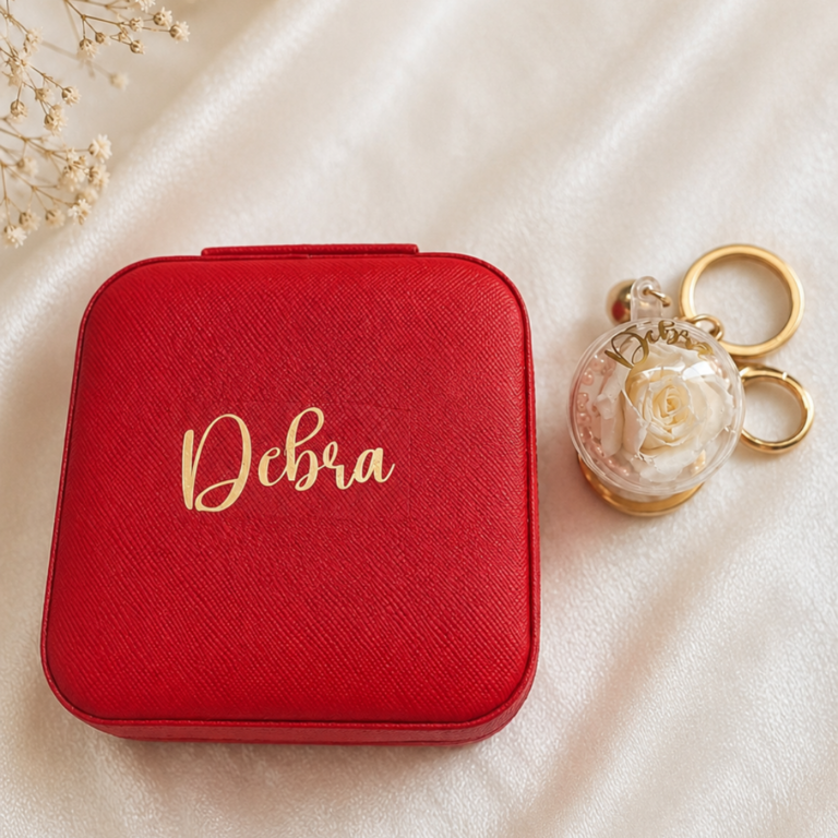 Joyero rojo personalizado con llavero decorativo.