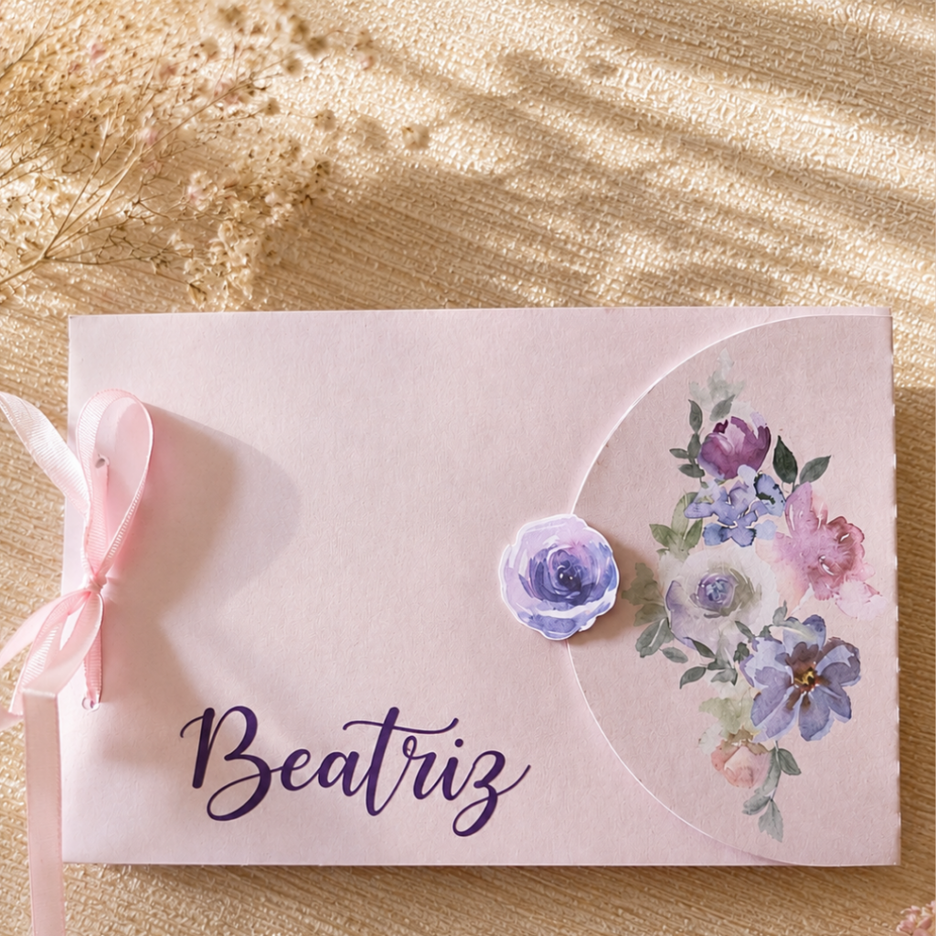 Album personalizada con nombre y diseño de flores.