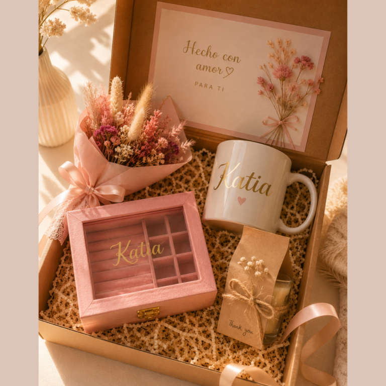 Caja de regalo personalizada con flores secas, taza y joyero.